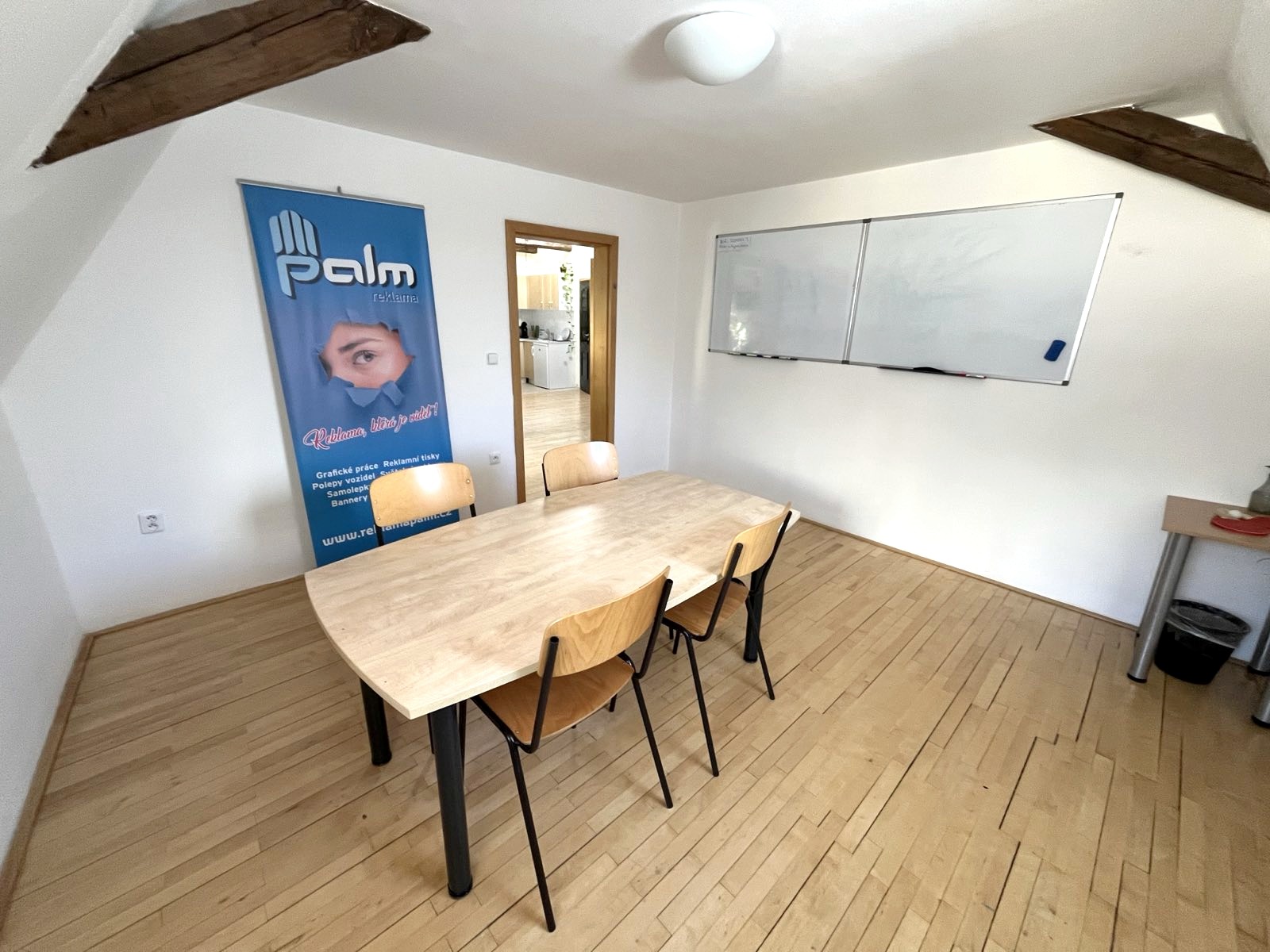 Zasedací místnost CityHUB Jihlava – tabule a prostor pro schůzky